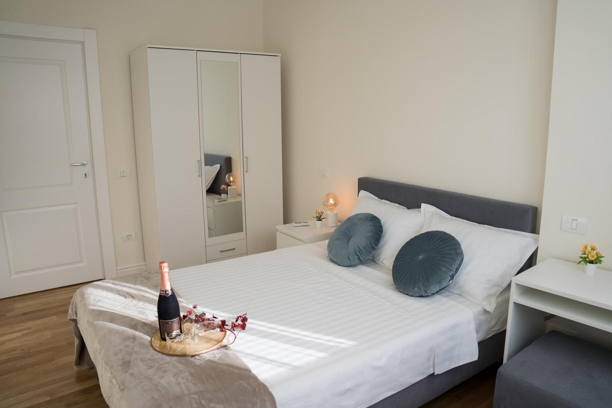 Azaleea Apartments Bucarest Esterno foto